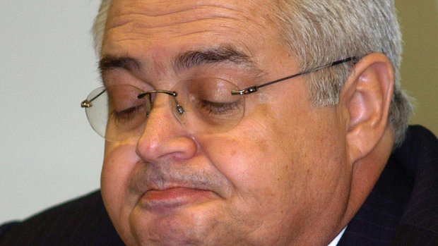 O parlamentar pernambucano foi um dos três deputados cassados por participação no escândalo do mensalão. Ficou provado que ele ordenou que um assessor sacasse 700.000 depositados pelo publicitário Marcos Valério. Corrêa, que era presidente do partido, embolsou o dinheiro após prometer apoio ao governo Lula. Em 2012, o ex-deputado acabou condenado à prisão pelo Supremo Tribunal Federal, mas ainda não começou a cumprir a pena.