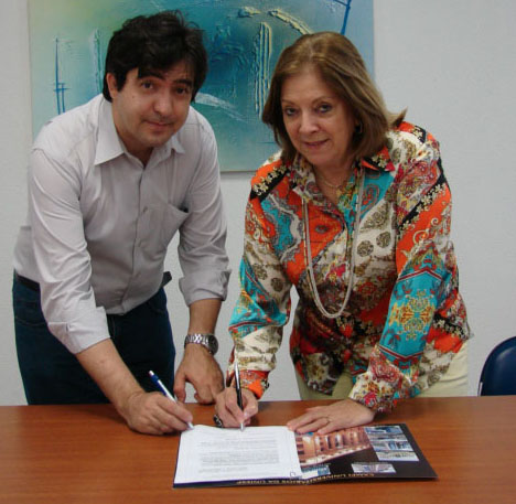 O jornalista Chezlacki Junior, representando o SINDESPE, fecha convênio com Maria Helena de Carvalho e Silva Bueno, diretora geral da faculdade de Presidente Prudente do Grupo Uniesp