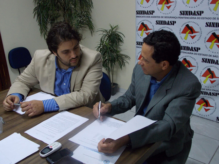 Daniel Grandolfo (Asp´s)discutindo o projeto junto com Pereira (Aevp´s)