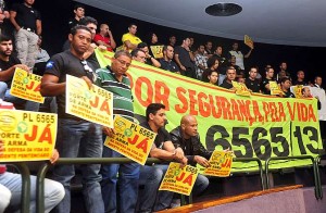 Manifestantes na aprovação da lei que concede porte de armas a agentes