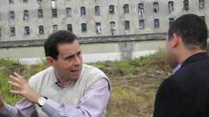 Dr. Hugo Berni atendendo a pedido de melhoria estrutural do SINDESPE