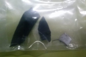Laminas de estilete escondidas no chinelo do preso