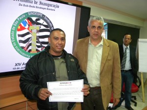 Diretor Geral da Penitenciária Feminina de Santana Dr. Maurício Guarnieri entregando ao AEVP representante da Equipe de Escolta que em revista encontrou um objeto ilícito dentro do chinelo do preso
