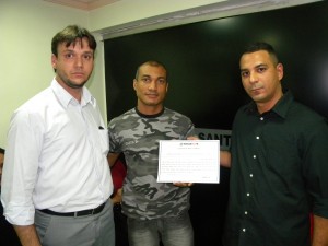 Diretor Geral Dr. Vinicius Lopes, entregando homenagem aos AEVPS do Pólo de Escolta em Santana pela cerimônia fúnebre aos AEVPs mortos