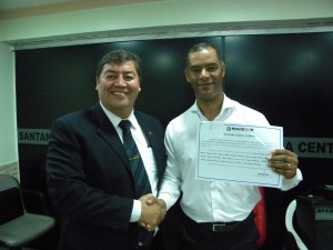 Dr. Adilson em entrega ao DDCEVP do Penitenciária "Adriano Marrey" de Guarulhos AEVP Samuel Castro, pelos inúmeros feitos de sua equipe em prol da segurança