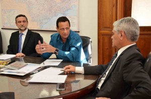 Presidente Antonio Pereira negociando propostas com o secretário Dr. Lourival Gomes e Coordenador COREMETRO Dr. Catirse