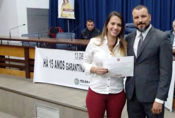 Jornalista Tanara Danilevicz representando a imprensa pelo apoio dado pela difusão no nome AEVP à sociedade