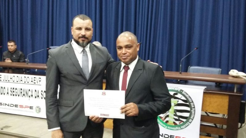 AEVP Leonardo um dos principais militantes da causa do acautelamento de coletes, sobreviveu a dois ataques e graças a Deus pode estar ali vivo para receber essa justa homenagem. Hoje graças a sua militância o Sindespe conseguiu junto ao governo colete para todos.