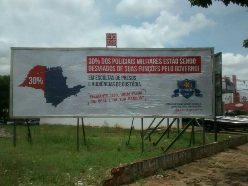 Um dos outdoors da Defenda PM espalhado pelo estado
