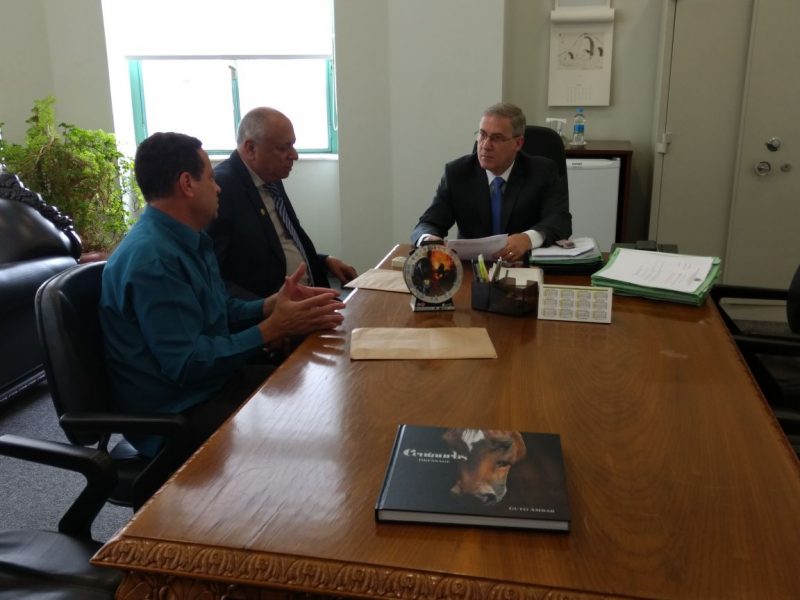 Presidente do Sindespe Antonio Pereira Ramos explanando o projeto ao Secretário-Adjunto