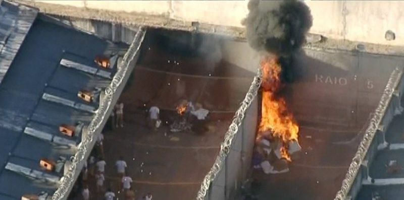 colchoe-se-roupas-foram-incendiados-durante-a-tarde-em-rebeliao-no-cdp-em-taubate