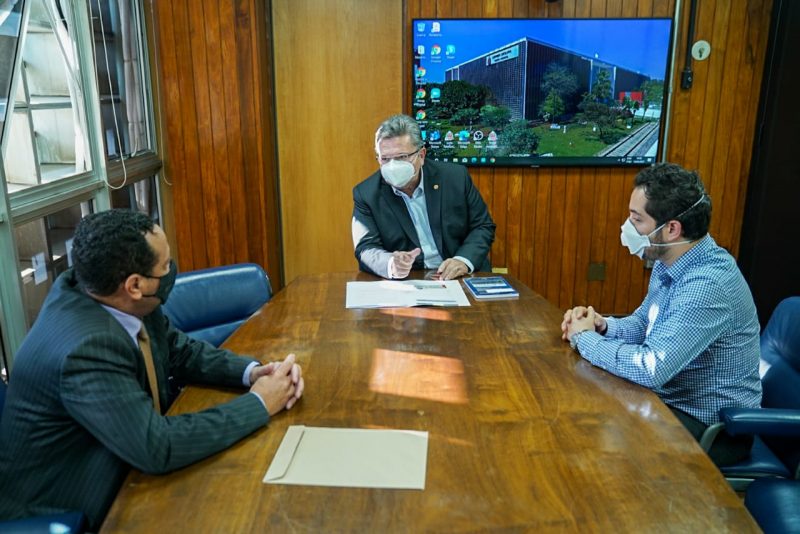 Da esquerda para a direita: Antonio Pereira Ramos (Presidente SINDESPE), Presidente da ALESP - Deputado Estadual Carlão Pignatari e Dr. Lucas Grandolfo (Psicólogo SINDESPE)