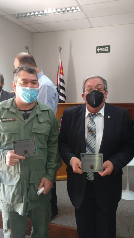 Diretor Renato Mingardi recebe homenagem juntamente com o Coronel Bueno